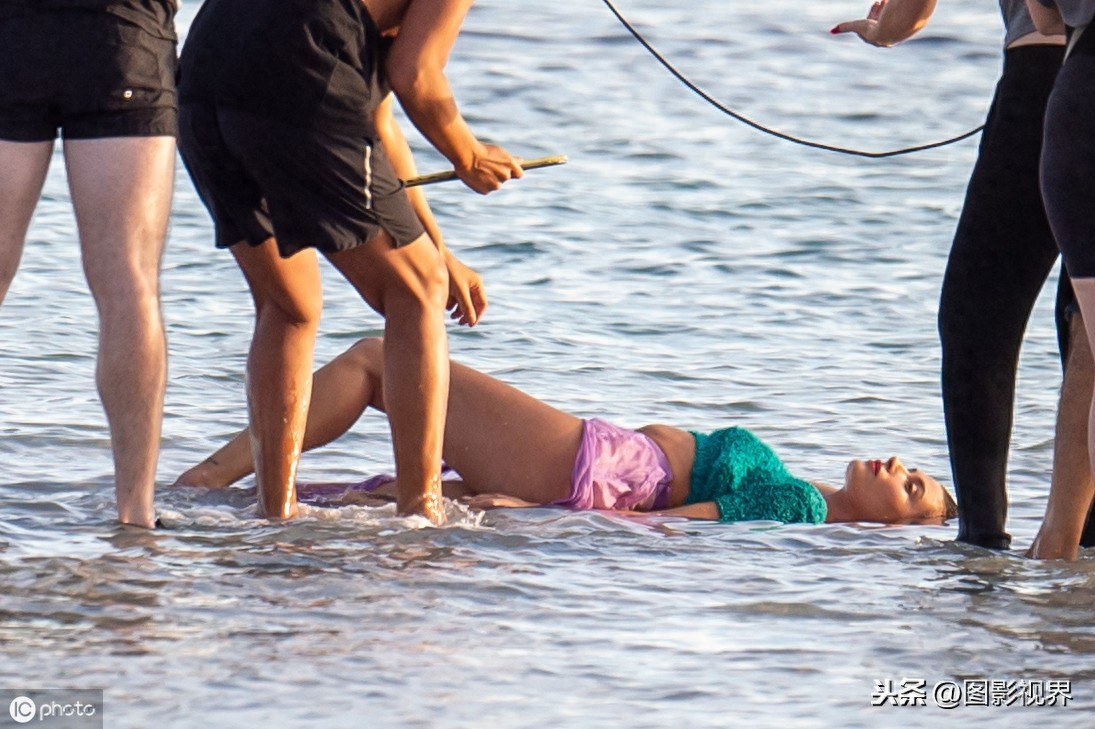 海狸海边变身“人鱼妹妹”，比伯探班面对面坐着拥抱，狂撒狗粮