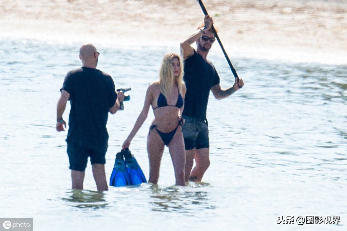 海狸海边变身“人鱼妹妹”，比伯探班面对面坐着拥抱，狂撒狗粮