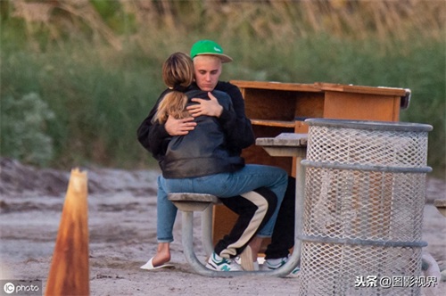 海狸海边变身“人鱼妹妹”，比伯探班面对面坐着拥抱，狂撒狗粮