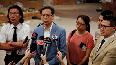 ​更多泛民派进入香港基层建制，他们需要同时做到维护一国与两制