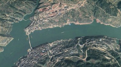 ​卫星上看湖北巴东县：县城位于长江两岸，依山而建少有平地