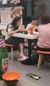 ​姚晨带娃吃麻辣烫被偶遇，11岁儿子遗传高瘦身材引热议！