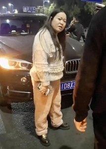 ​宝马女占道停车辱骂殴打他人后续，拒绝道歉，最后大闹派出所