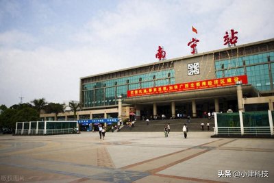 ​广西南宁开往上海市的快速列车，在南京、株洲两次调向