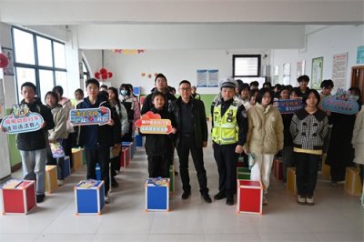 ​守护平安上学路 武汉蔡甸交警持续进校送安全