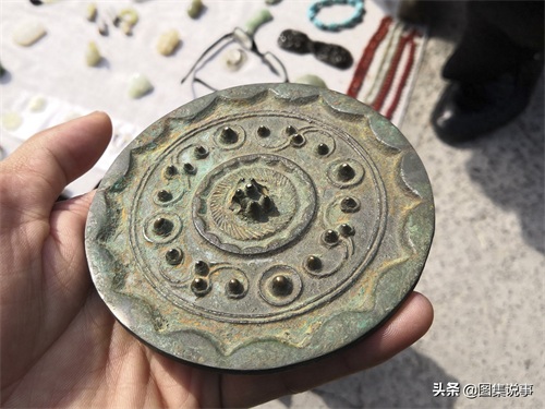 古人使用的镜子啥样子？实拍小城大集上的“古铜镜”，真假难辨