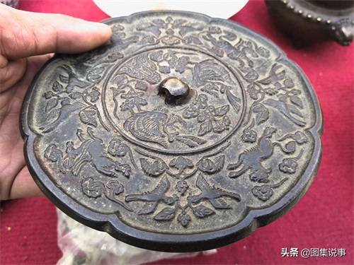 古人使用的镜子啥样子？实拍小城大集上的“古铜镜”，真假难辨