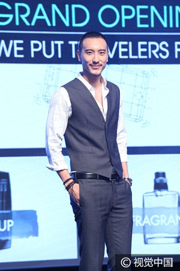 台湾第一帅！王阳明西装马甲雅痞范 圆寸八字胡一脸坏笑