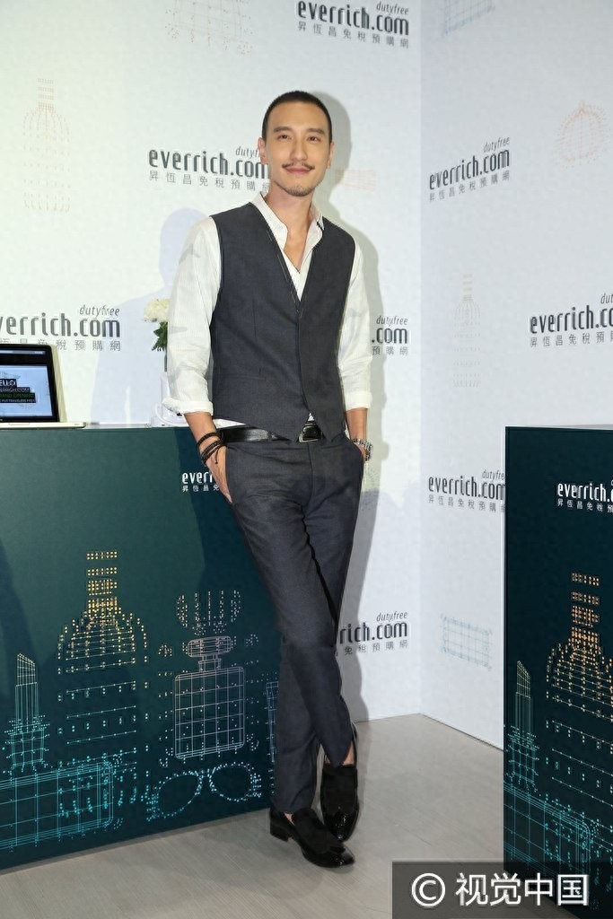 台湾第一帅！王阳明西装马甲雅痞范 圆寸八字胡一脸坏笑