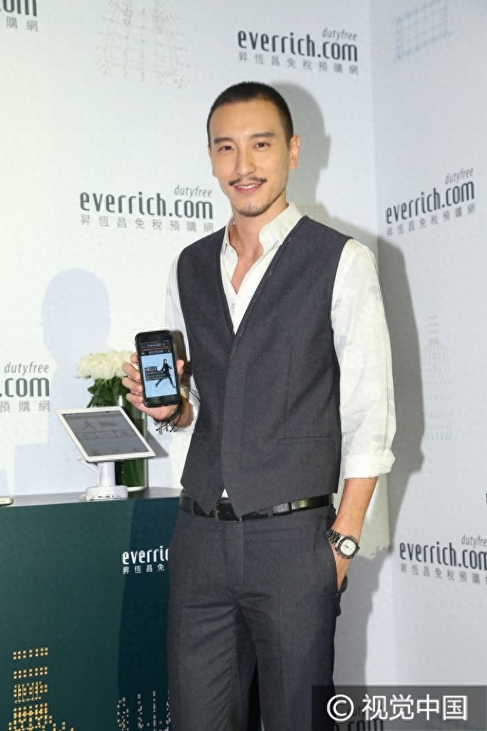 台湾第一帅！王阳明西装马甲雅痞范 圆寸八字胡一脸坏笑