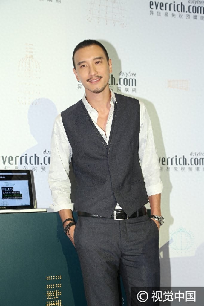 台湾第一帅！王阳明西装马甲雅痞范 圆寸八字胡一脸坏笑