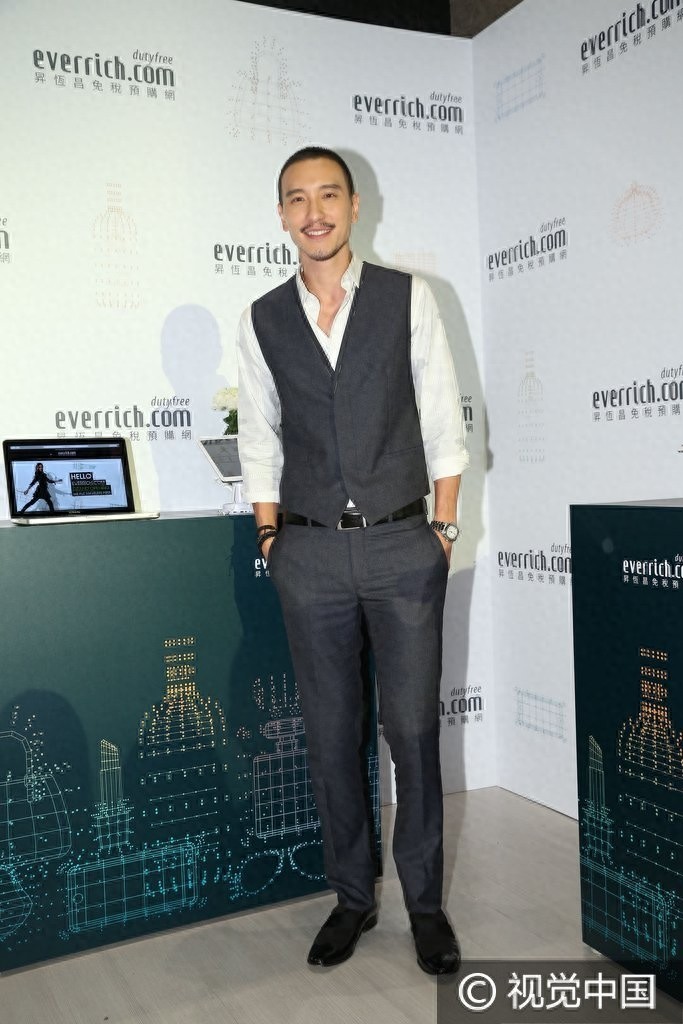 台湾第一帅！王阳明西装马甲雅痞范 圆寸八字胡一脸坏笑