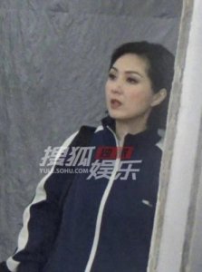 ​杨千嬅录制央视国庆晚会生图曝光，皮肤光滑细腻，47岁颜值仍在线