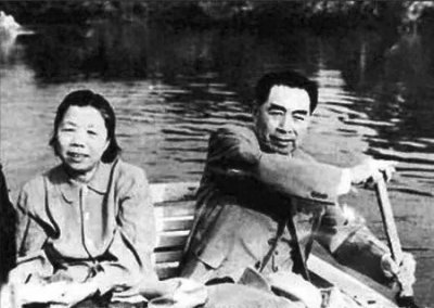 ​1988年4月，中南海西花厅海棠花开了，也开启了邓颖超的思念