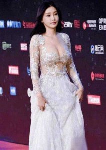 ​周润发28岁“女儿”童菲大胆穿搭，网友直呼惊艳不敢穿！