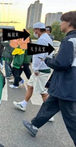 ​陈羽凡为何带17岁儿子现身球场？元宝这形象太抢镜！