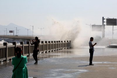 ​台风“塔巴”外围影响连云港 海岸边巨浪滔天