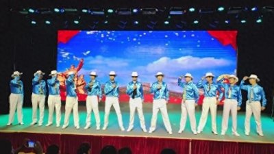 退休大叔组男模团走秀走红平均年龄65岁 队员：走秀主要为了开心 感觉自己老有