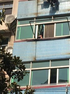 ​有一种爱叫“近在咫尺却只能遥遥相望”